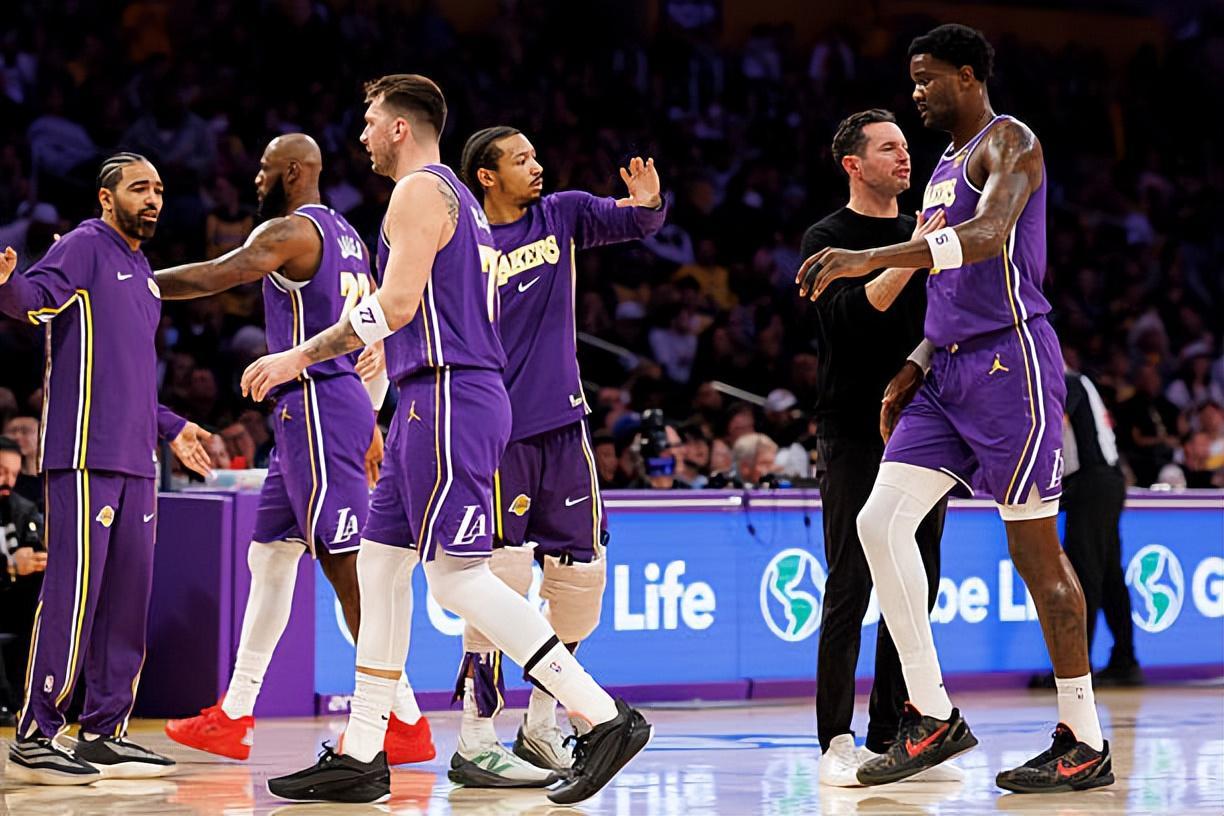 V体育官方app-自暴自弃了？球权达不到预期后湖人先发中锋就不想好好打球吗？