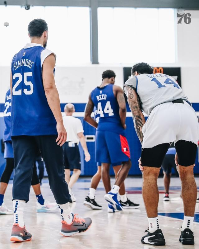 V体育-风波过后西蒙斯归队首训 76人全队扮演“成年人”